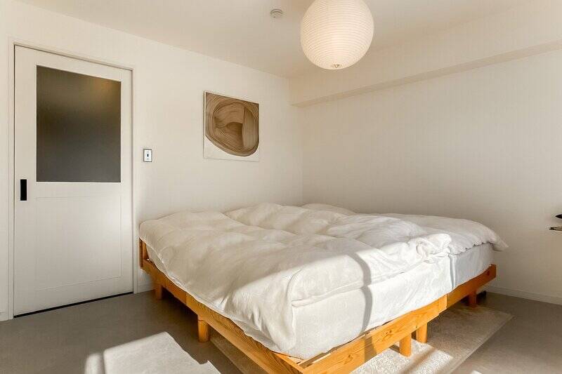 折れ戸2枚分のクローゼットが備わっています。建具は壁と同じホワイトで統一されていてすっきりとした印象です。