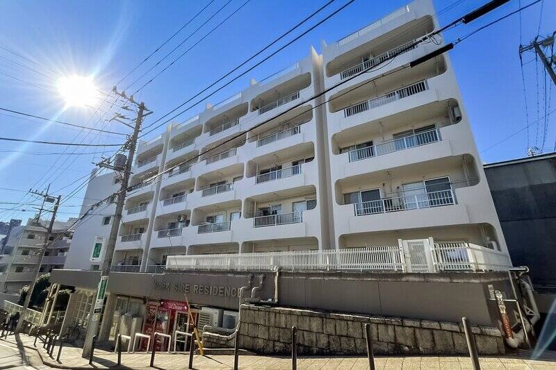 1968年竣工、総戸数92戸のマンション。1階には、美容室やダンススタジオなどのテナントが入居しています。