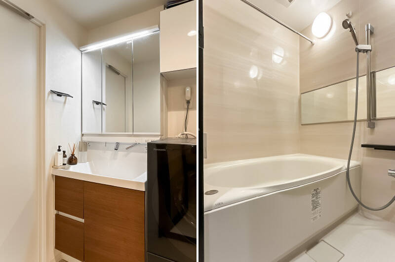<b>左・</b>3面鏡付きのシンプルな洗面台。／<b>右・</b>ユニットバスは1216サイズで浴室換気乾燥暖房機付き。