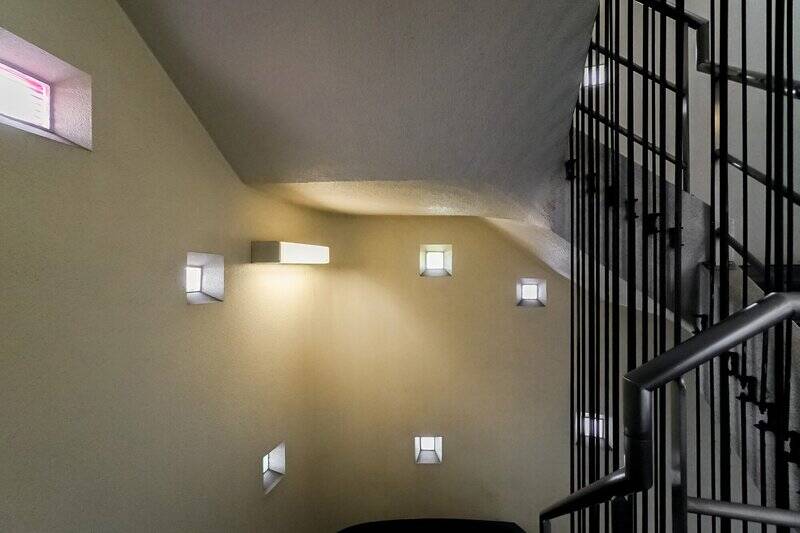 今どきのマンションではあまり見られないような、こだわりの意匠があちらこちらに。こちらは共用部の階段。この淡く色づいたガラスブロックがなんともいい味！