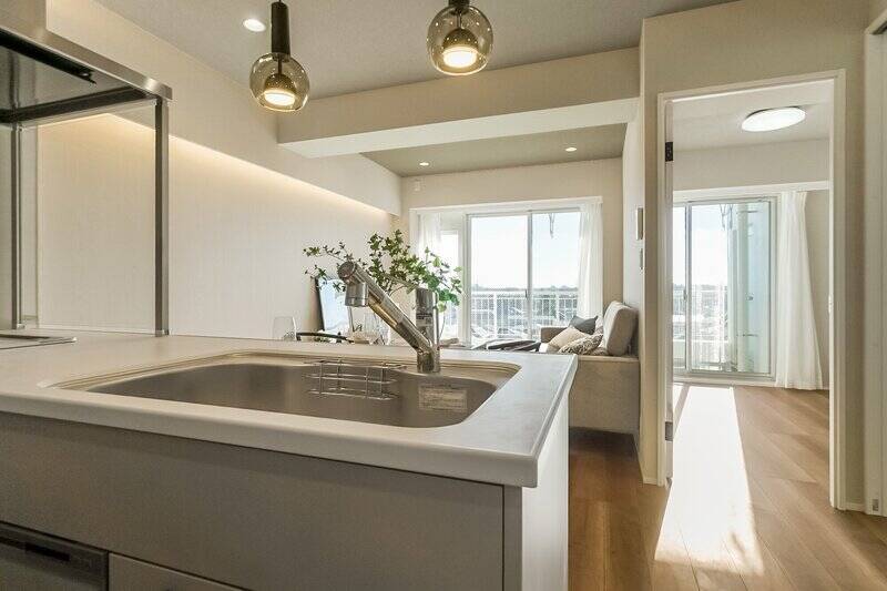 LDKの広さは約13.9帖。正面のバルコニーは南西向きでご覧のとおり陽がさんさんとリビングに降り注いでいます。