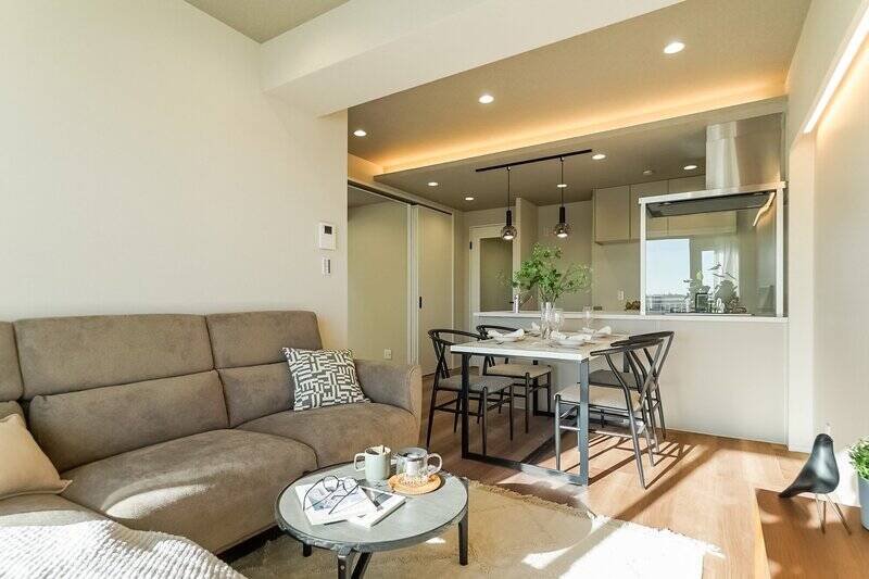 ダイニングセット・テレビボード・ソファ・コーヒーテーブル・ラグは物件に付帯します。 すぐに新生活を始められますね♪