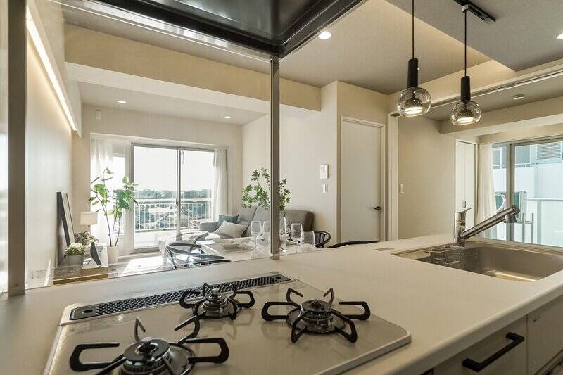 こちらはキッチンからの眺め。コンロ前にはクリアの油跳ねガードがレンジフードまで付いているため、油汚れは防ぎながらも、LDKの様子や外の景色を感じながら料理ができそうです。