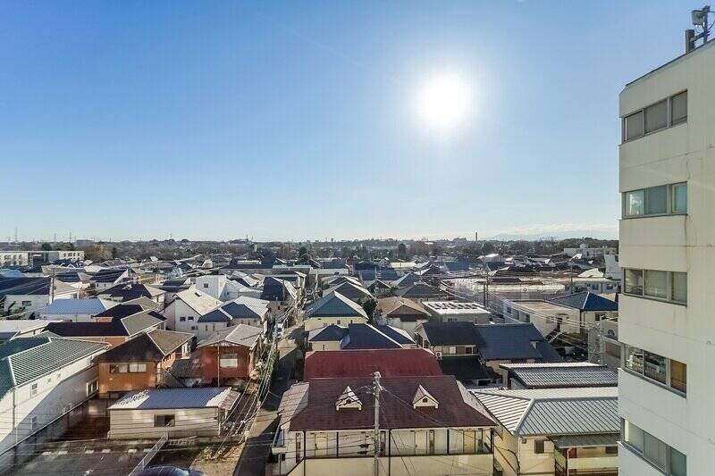 南西側のバルコニーから出ると隣接するマンションが視界に入るものの、正面は抜けていて気持ちがよい眺望です。「井の頭恩賜公園」もチラッと見えて近さを感じますね♪