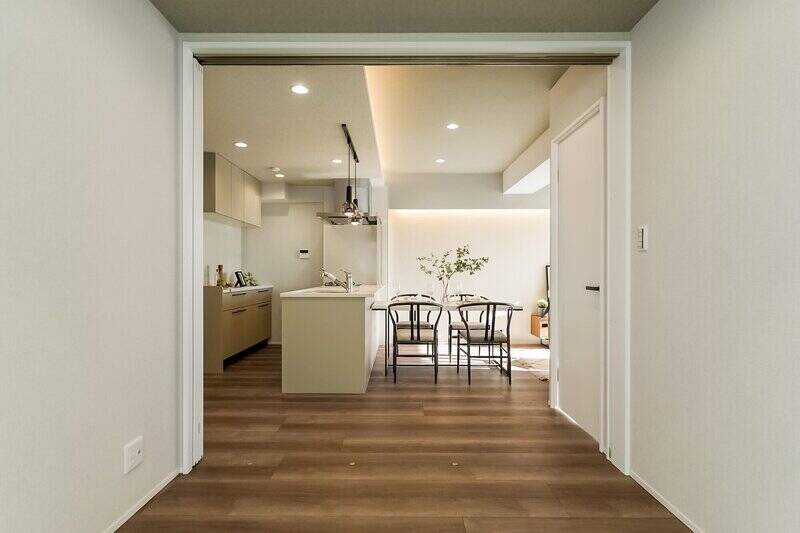 引き戸を開けるとすぐ横にLDKが。お子様のプレイスペースやゲストルームとして利用しながら、LDKの延長として使うのもおすすめです。引き戸は下にレールがないタイプなので、LDKとの一体感を感じられますね。