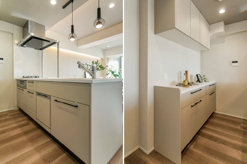 <b>左・</b>食洗機や浄水器一体型水栓、三口コンロなど必要な設備が備わっています。／<b>右・</b>キッチンと同じベージュの面材のカップボードが付いています。統一感があり、食器や家電製品の収納もバッチリですね。