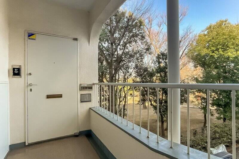 住戸が所在するのは3階の角。外廊下からグリーンビューを堪能できます。