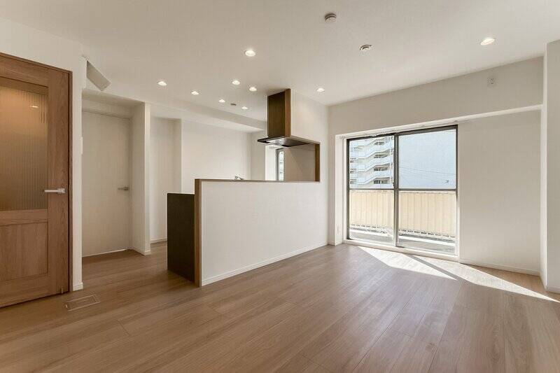 キッチンの存在感が大きいので、リビングダイニング(LD)はキュッと感じるかも。