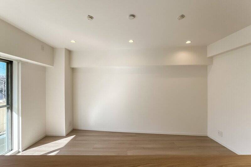 キッチン正面の壁はバルコニー側に向かって末広がりな形をしています。