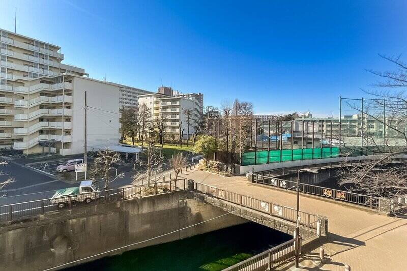 眼下には「妙正寺川」。春には川沿いが桜並木になりますよ。左手に都営アパート群、右手に「中野区立 第五中学校」。子どもたちが遊び回る声も相まって、なんだか癒される風景です。