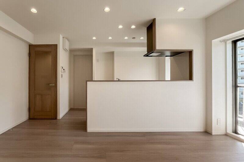 LDK入口ドア、型ガラス入りで可愛いですね! 続いてキッチン奥にある扉を開けてみましょう。