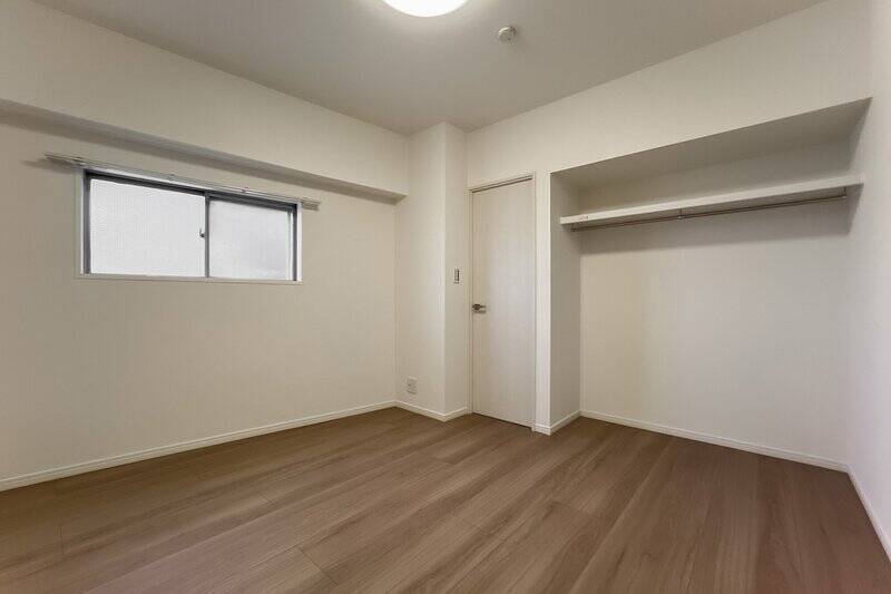 曇りガラスが使われていますが、窓を開ければ公園のグリーンビュー。中央にあるドアからSICに入れます。