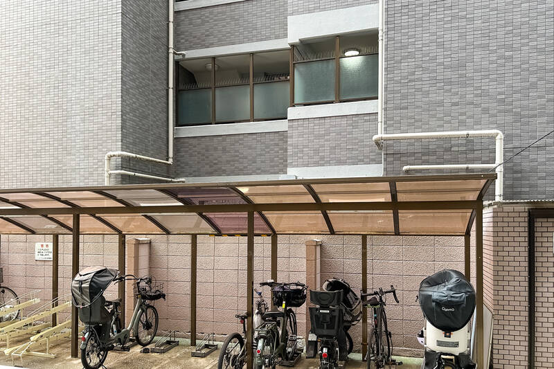 すぐ目の前には、自転車置き場。人の往来があるので、普段はレースカーテンを引いて過ごすのがよさそう。