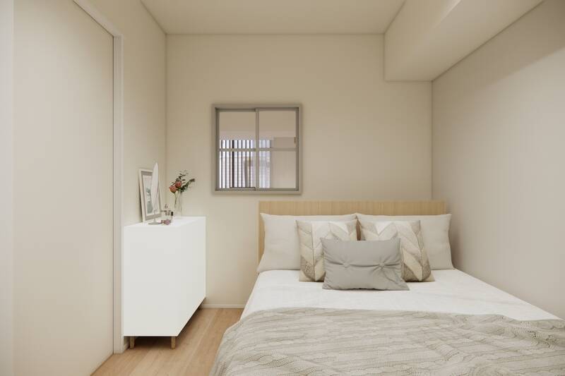 室内窓を設けることで抜け感を演出し、採光も確保しています。ダブルベッドを置いても、ほんのりと余白が残る広さです。