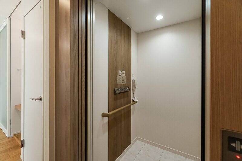 ジャジャジャン。実はこちらの住まい、<b>ホームエレベーター完備</b>なのです！ 4つのフロアすべてをエレベーターで移動できるので足腰にやさしい仕様です。