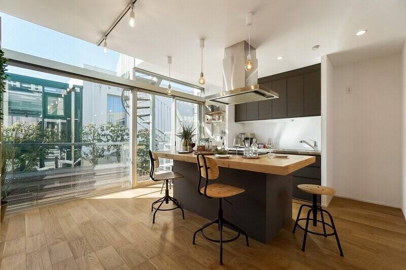 ライフスタイル誌から抜け出したかのようなおしゃれな空間に、テンションが上がります！ 南西側ほぼ一面がガラス張りとなった、約12帖のダイニングキッチン（DK）です。