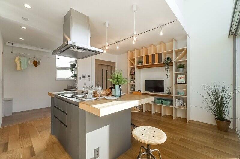 角度を変えてもう一枚。写真中央に見えているのがホームエレベーターです。その左手には、約2.3帖の家事ルームが用意されています。