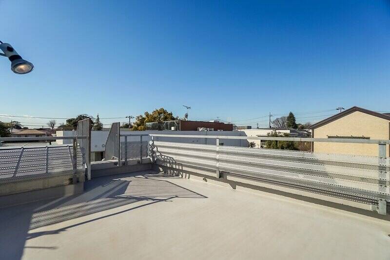 大きな空を独り占め！ 周囲の低層住宅を見渡す、約23㎡のルーフテラスに到着です。エレベーターで上がることもできるので、布団を干すのも楽々ですよ。この日当たりのよさなら、家庭菜園もぐんぐん育ちそうですね。