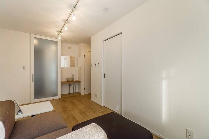 窓を背にしてもう一枚。曇りガラス入りの引き戸の向こうは玄関で、引き戸を開けると隣の手洗いスペースを目隠しするように工夫されています。ころんとした置き型ボウルが可愛いので、こちらにも注目です。