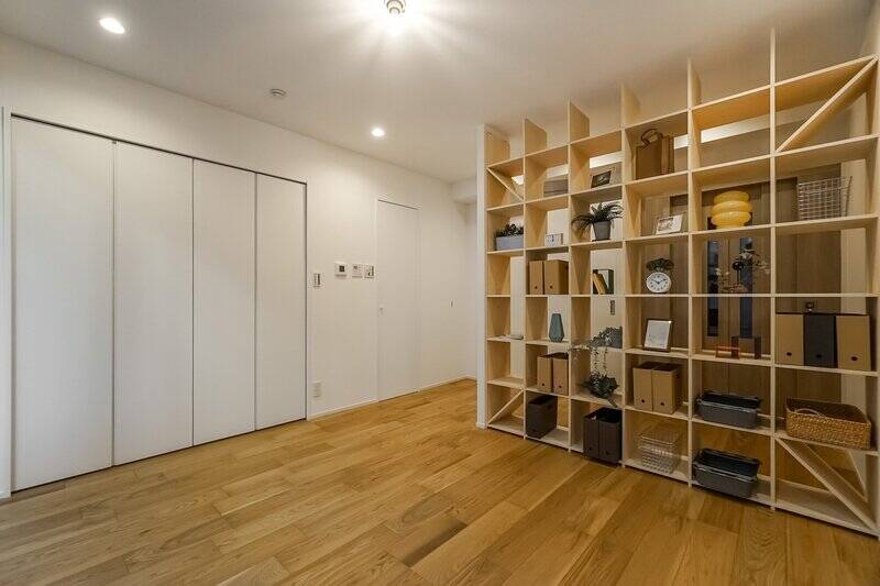 洋室Ｂを反対側からパシャリ。天井までのオープンシェルフがほどよく空間を目隠ししているのが上手いですね◎ シェルフの向こうには、エレベーターと水まわりが並んでいます。