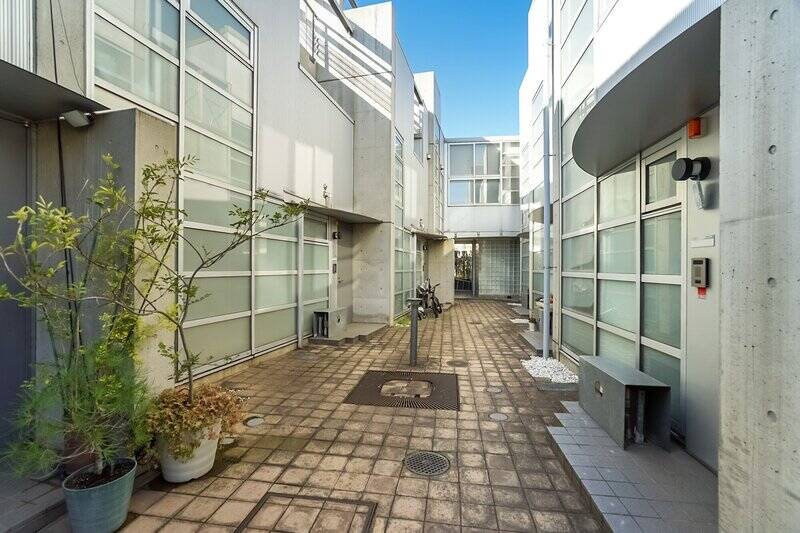 2001年、総戸数9戸のプライベート感ある規模のマンション。共用ロビーなどを持たない長屋形式の建物で、戸建て住宅が連なっているようなイメージです。コンクリートやガラスで構成された、デザイナーズっぽいムードが素敵。