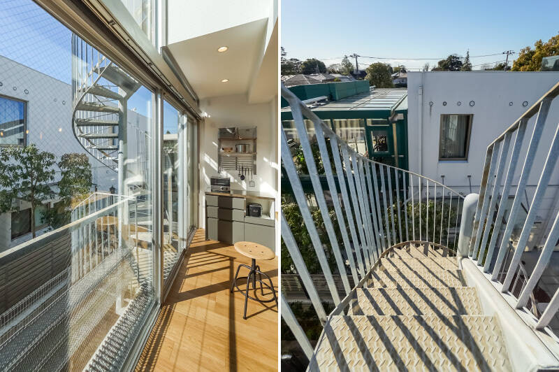 <b>左・</b>DKの窓辺は天井が吹き抜けになっていて、高い位置からも太陽光が降り注ぎます。では気密性の高い掃き出し窓を開けて、外へ出てみましょう。／<b>右・</b>螺旋階段の上からパシャリ。浮遊感があり、慣れるまではちょっと緊張する、カモ。