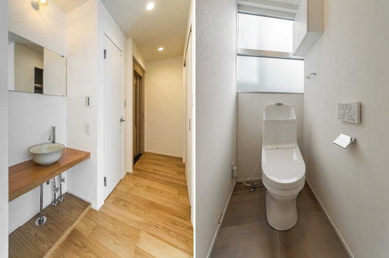 <b>左・</b>玄関のすぐ横に水場があるって衛生的でGOODです！ 隣にトイレがあり、その奥にホームエレベーターと、奥行きの深いクローゼットがあります。／<b>右・</b>曇りガラスから自然光が入るトイレ。窓は明かり採り専用なので開きませんが、トイレがさわやかなのはポイント高いですね。