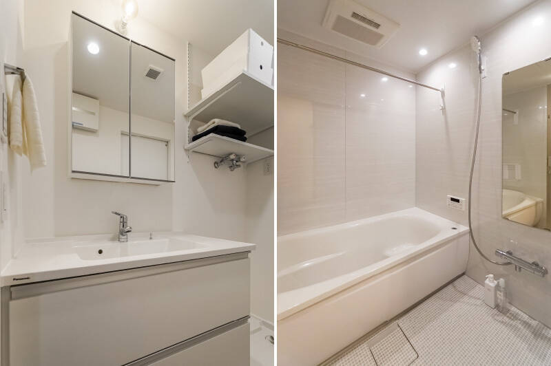 <b>左・</b>下部がキャビネットになった、収納力高めのシンプルな洗面化粧台。隣に洗濯機置き場があります。／<b>右・</b>バスルームは余裕を感じる1616サイズ♡ のびのびとしたバスタイムを過ごせそうですよ。