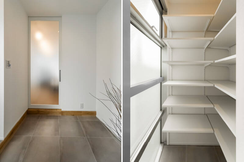 <b>左・</b>最後に玄関へ……玄関扉を開けてすぐの空間がこんなふうにすっきりとしているのって、暮らしのゆとりを実感するポイントです。／<b>右・</b>土間のサイドに、奥行きの深い靴収納が用意されています。窓の上部を開けて換気できるのがうれしい！