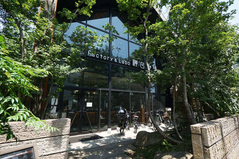 「Factory＆Labo（ファクトリーアンドラボ）神乃珈琲」は、“日本人のためのコーヒー” を追求するカフェ。開放感と陽の光が溢れる店内で、忙しさから離れてサードプレイスとして通いたいお店です。（徒歩5分）