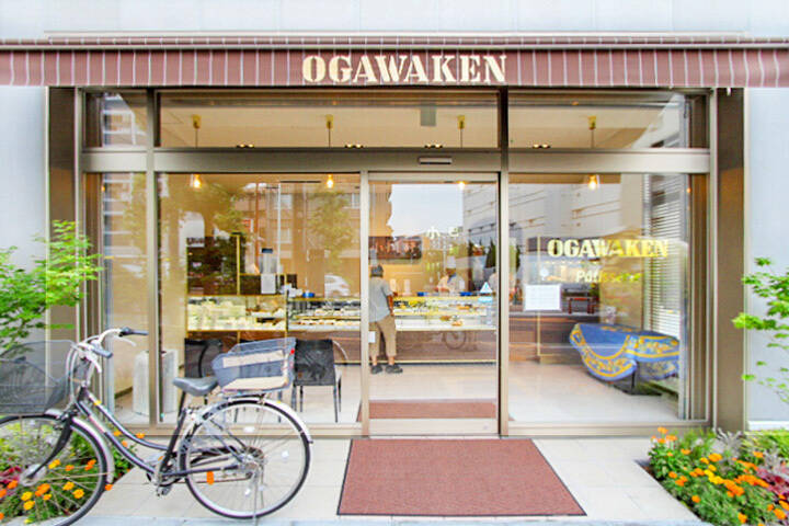 「巴裡 小川軒 目黒店（パリ オガワケン）」の名物は、元祖レイズン・ウィッチ。手土産やホームパーティのお菓子の購入におすすめ。（徒歩5分）