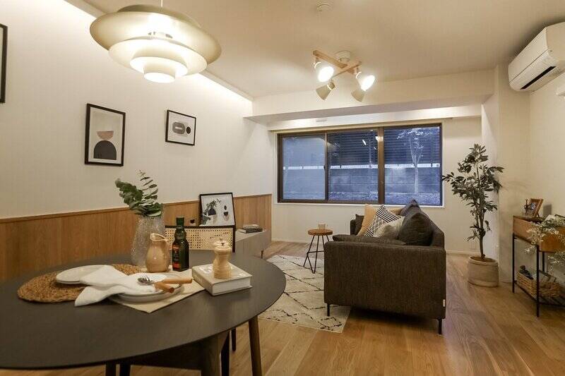 <p>左手の壁は木の腰壁があしらわれ、間接照明がほのかに灯るつくり。</p>