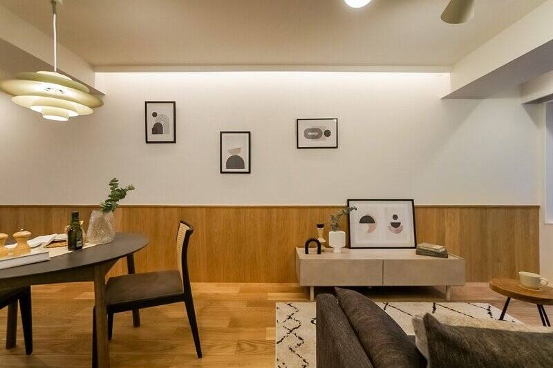 間接照明がアートや写真をそっと引き立ててくれますよ。