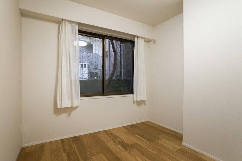 南東向きの窓の先は、隣接するマンションの駐輪場があるため、普段はカーテンを閉めて過ごすのがよさそうです。室内に一部出っ張りがありますが、右手の凹みを活かして本棚などの家具を置くとよさそうです。