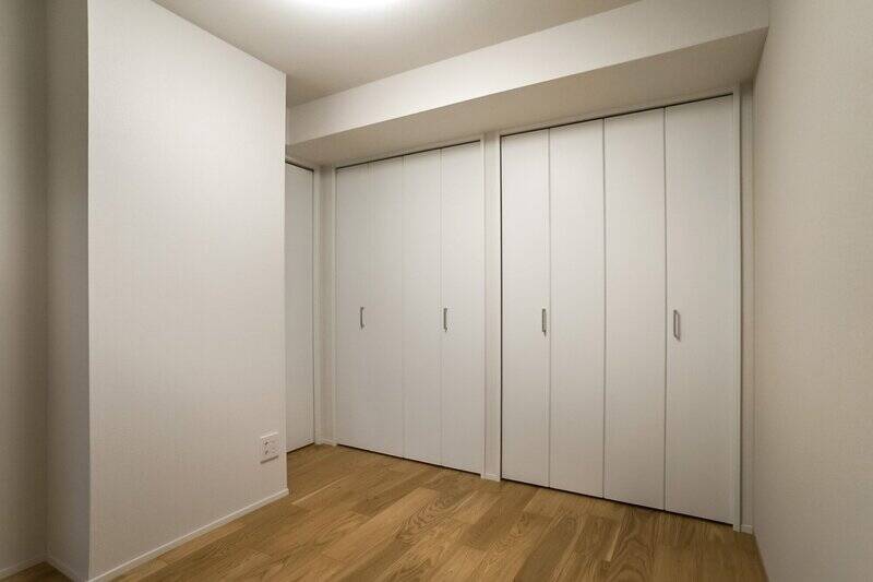 壁一面が大容量の収納になっているのは心強いですね。