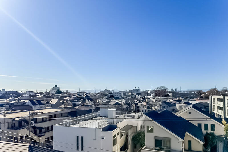 こちらは南向きからのスコンと抜けた眺望。バルコニーのお写真はありませんが、ワイドサイズなので、ベンチなどを置いてアウトドアタイムを楽しむこともできそう！