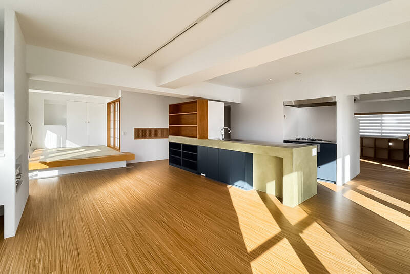 この後は、左手の畳コーナーと洋室、リビング右手奥のスペースを順に見ていきます。