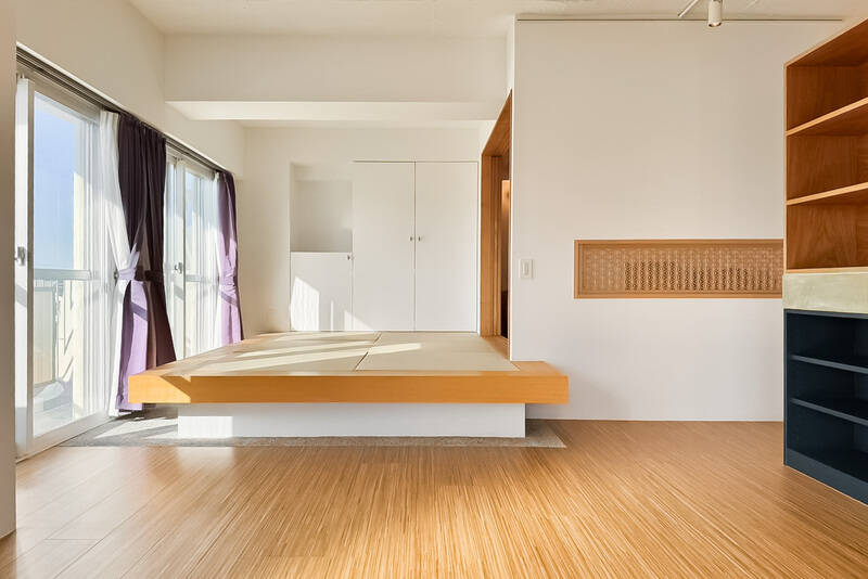 リビングから一段高くなっている、小上がりの畳コーナー。右手の欄間が素敵です。