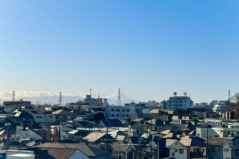 畳コーナーの前には、西向きのコンパクトなバルコニーが付いています。バルコニーに出ると正面には富士山が♡