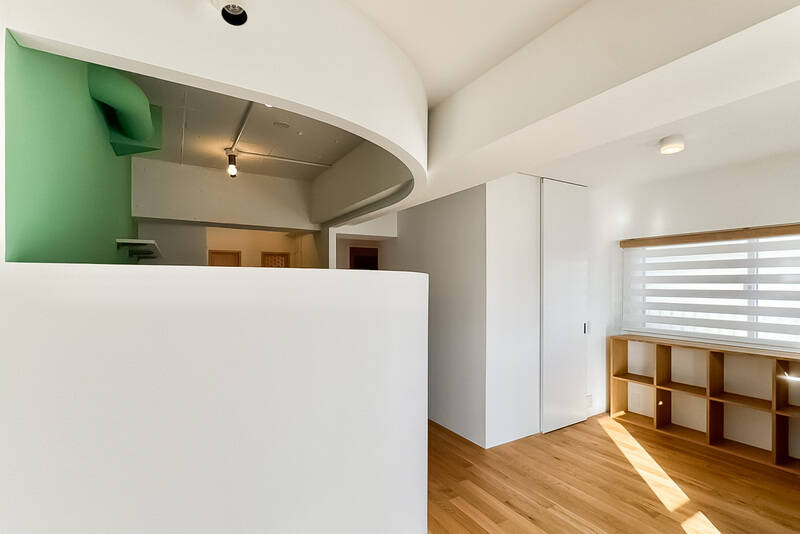 住戸の南東側にあるこちらのスペース。印象的なアールの壁が。右手の扉の中は広々とした約2.5帖のウォークインクローゼット（WIC）が備わっており、衣類をたっぷり収納できます。