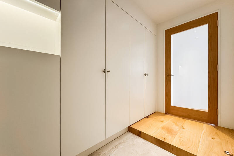 玄関もゆったりサイズ。壁にすっきりと下足入れが収まっていて美しい！