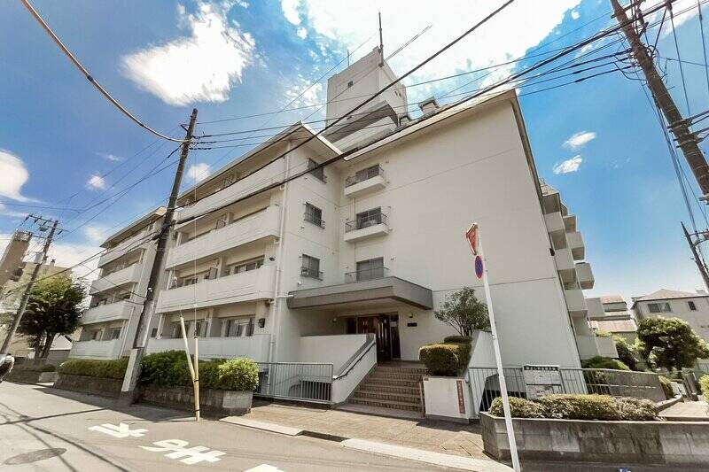 1973年築ながら2015年と2021年に<b>耐震補強工事を実施</b>し、レトロな意匠はそのままに<b>新耐震基準を満たした</b>頼もしいマンション。