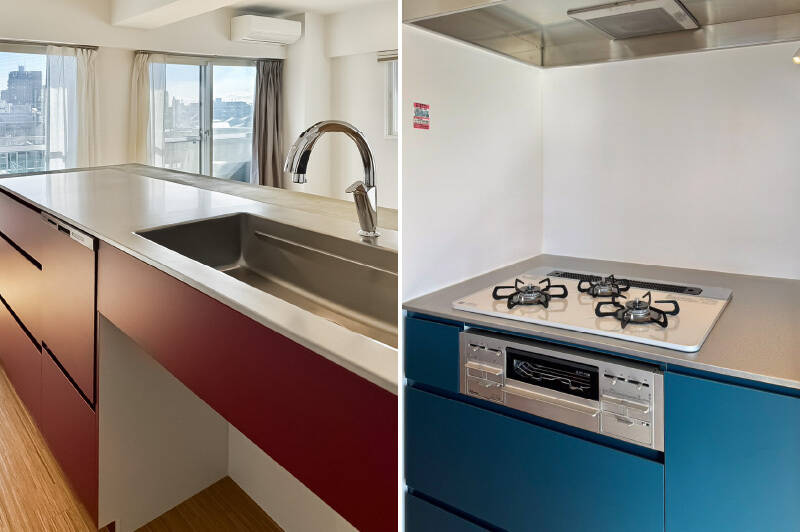 <b>左・</b>奥行きは90cmとゆったりとしています。タッチレス水栓なので、手が汚れるハンバーグ作りの時もストレスがなさそう♡ ／<b>右・</b>3口コンロは壁側に配置されています。