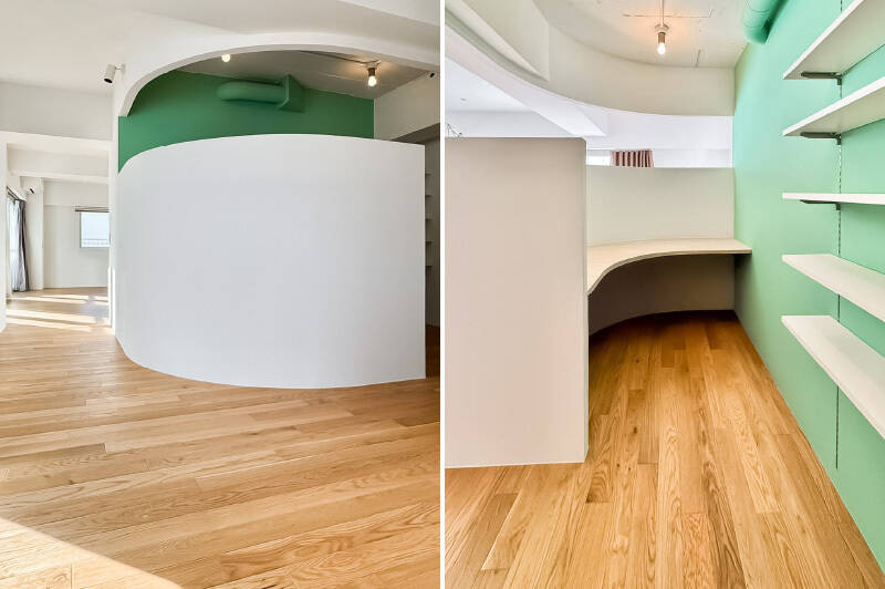 <b>左・</b>アールの壁は腰高より高い位置まで壁があり、セミオープンな印象。左手がLDKへとつながっています。／<b>右・</b>アールの壁の中にはカウンターが。ほどよいお籠もり感があって作業スペースにぴったり。手前には、可動式の収納棚も備わっています。