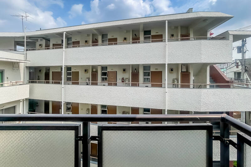 正面には、隣接するマンションの共用廊下が見えます。