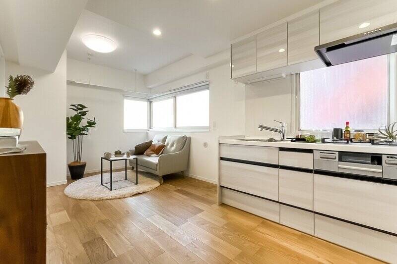 こちらLDK。広さは約9.9帖です。