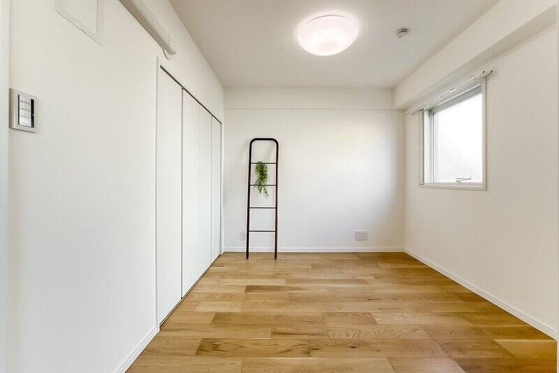 約4.4帖の洋室。