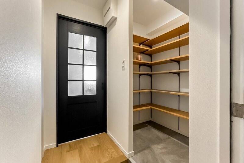 玄関横にはシューズインクローク（SIC）。旅行から帰った際にそのままキャリーケースを置くこともでき、使い勝手は◎