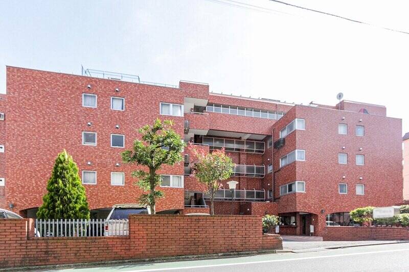 駅を出て住宅街に入ると現れる、重厚感あるレンガタイル貼りのマンション。竣工は1977年、総戸数は67戸です。