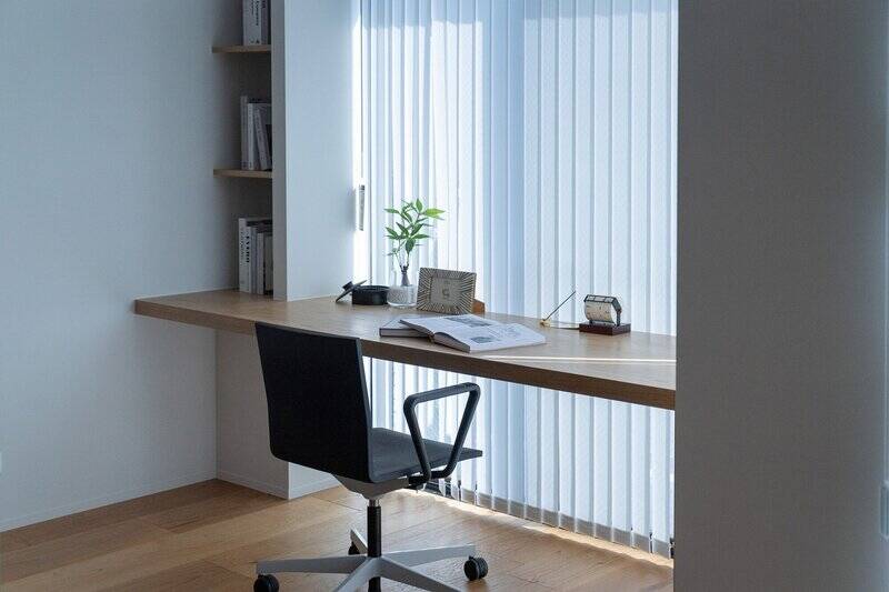 リビングダイニングの隅には、デスク付きのワークスペースが。窓辺の光を感じながら、作業に没頭できそうな配置になっています。